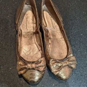 Gold BCBG ballet flats bow 8 B narrow